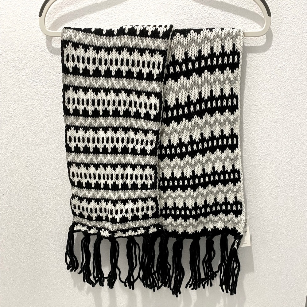 ❄️Old Navy Black & Gray Print Winter Scarf w/Tassels